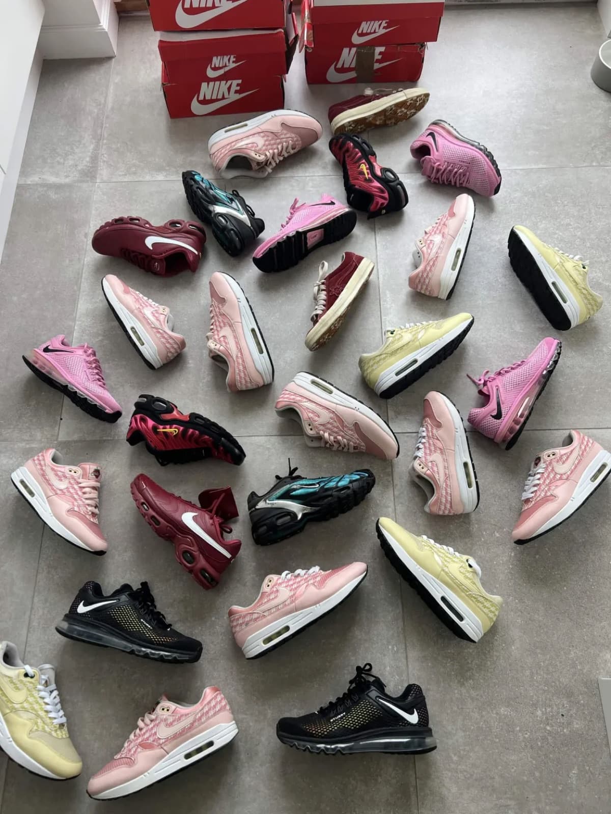 Et medlems samling af Nike Air Max og andre sneakers