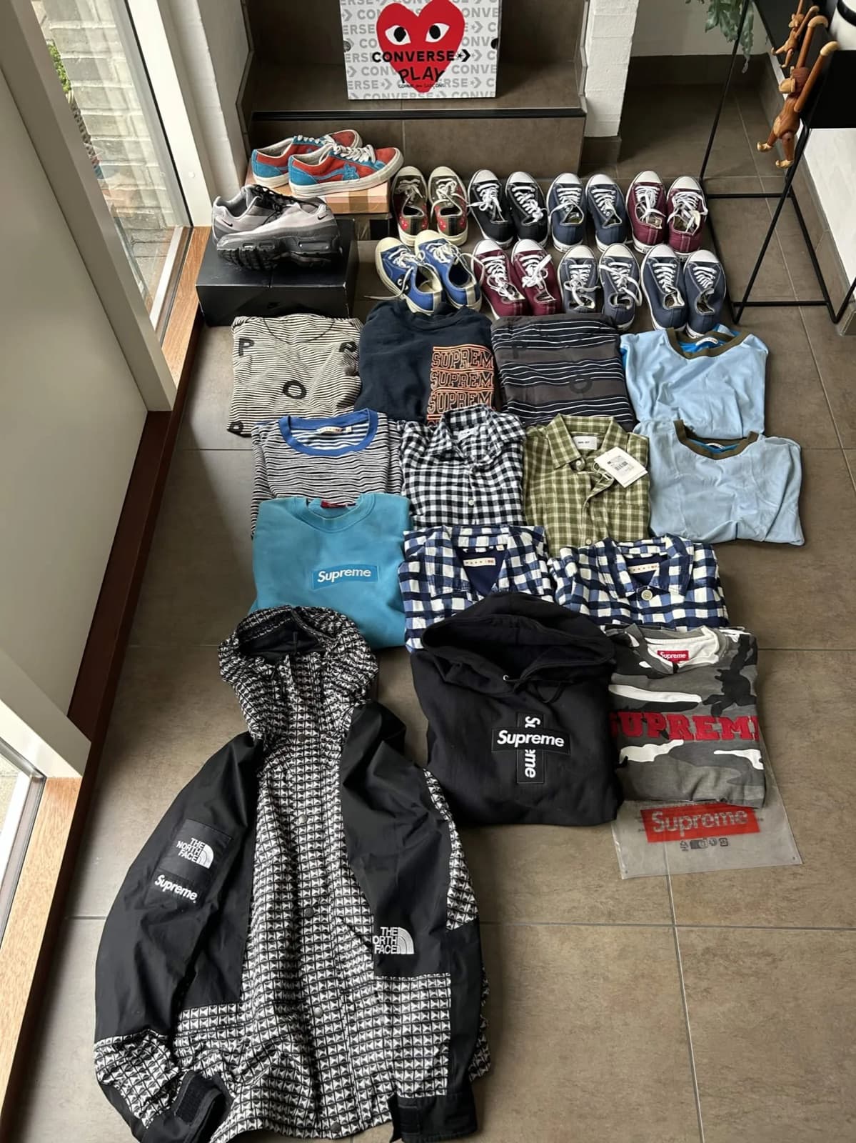 Et medlems indkøb med Supreme, The North Face, skjorter og sneakers